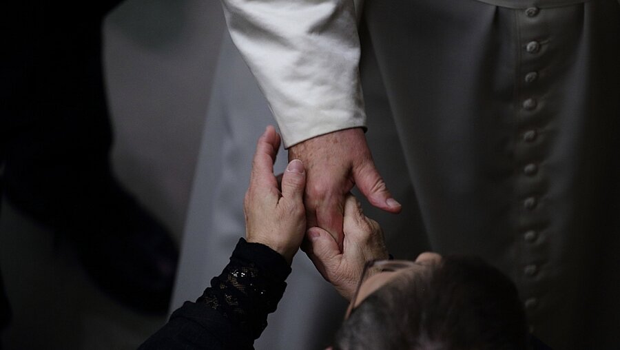 Die Deutschen Vertrauen dem Papst mehr als seiner Kirche / © Evandro Inetti (dpa)