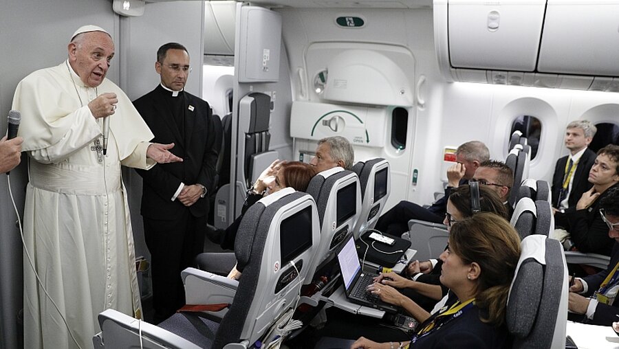 Papst Franziskus mit Journalisten auf dem Rückflug von Kolumbien / © Andrew Medichini (dpa)