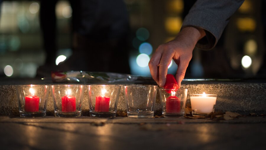 Trauer nach den Anschlägen in Paris / © Lukas Schulze (dpa)