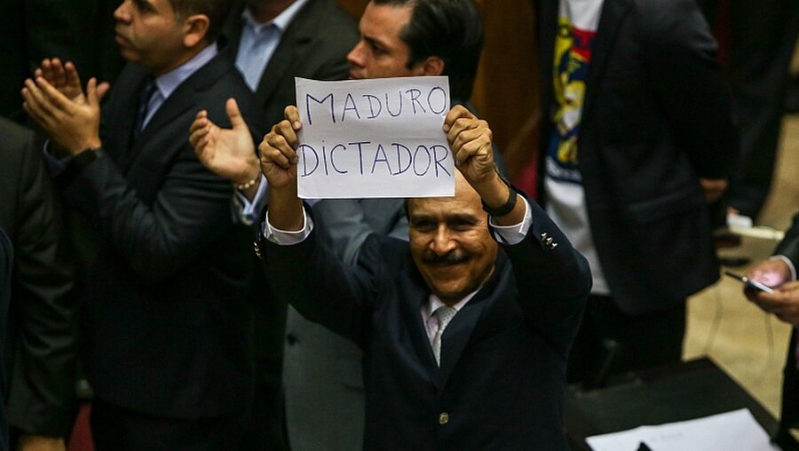 Oppositioneller Politiker Luis Silva während einer Debatte im Parlament, 2016 / © Cristian Hernández (dpa)