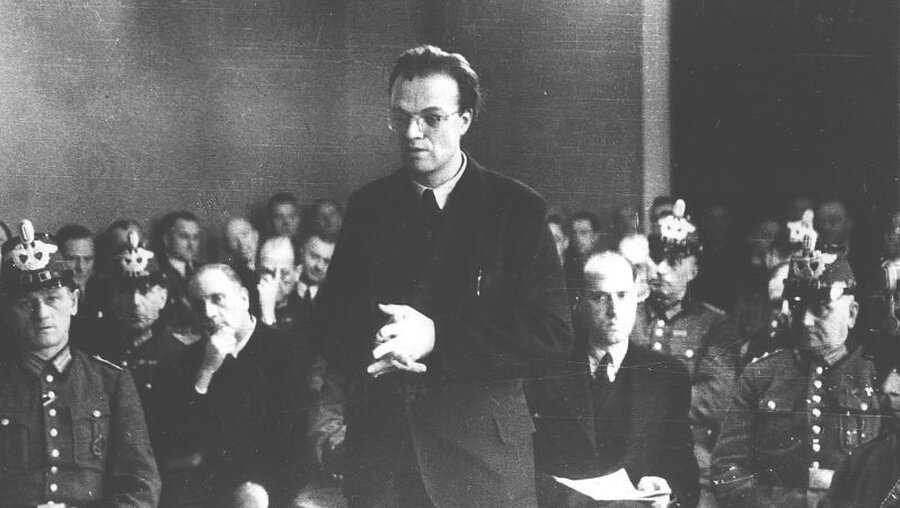 Pater Alfred Delp, Jesuit, vor dem Volksgerichtshof 1945 in Berlin (KNA)