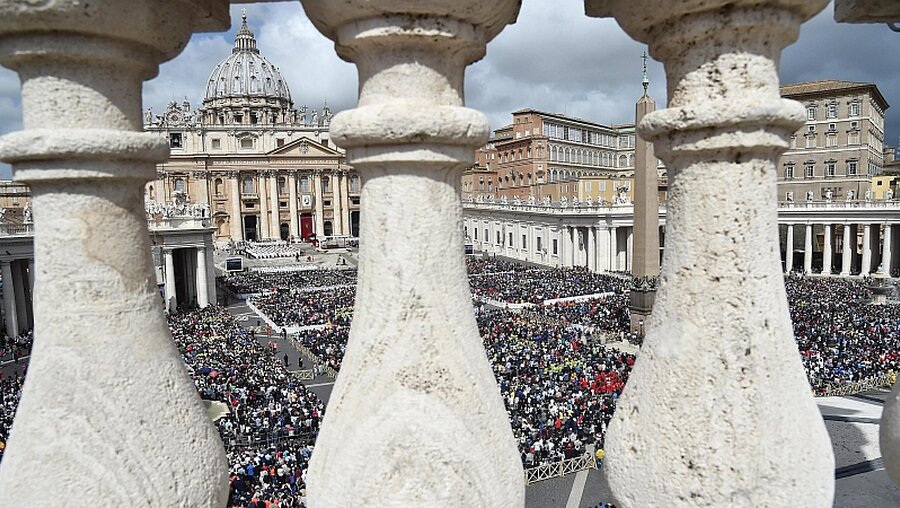 Petersplatz im Vatikan / © EPA/Ettore Ferrari (dpa)