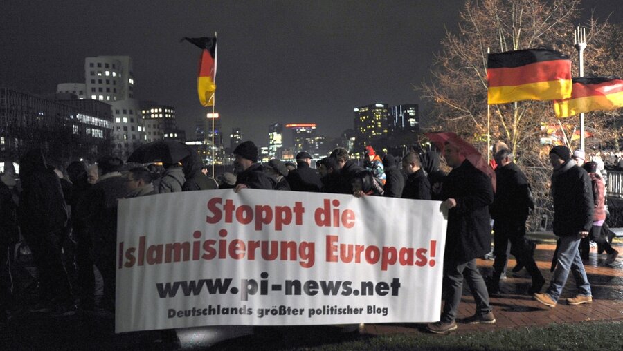 Anti-Islam-Demo in Düsseldorf (dpa)