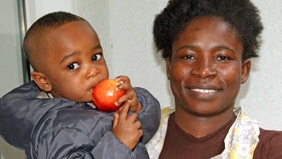 Felicia aus Ghana und ihr Sohn Hezekiel  (Erzbistum Köln)
