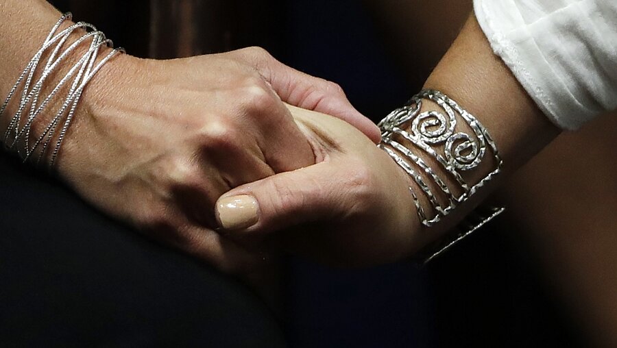 Pennsylvania: Hände von Missbrauchsopfern während einer Pressekonferenz  / © Matt Rourke (dpa)