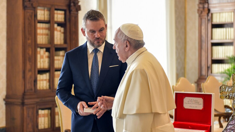 Peter Pellegrini und Papst Franziskus / © Paolo Galosi (KNA)