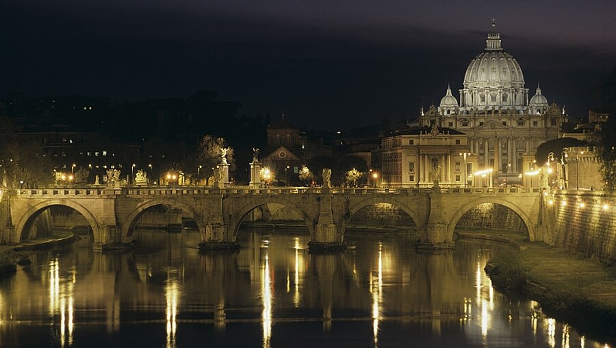 Petersdom bei Nacht / © Arnaldo Vescovo (dpa)