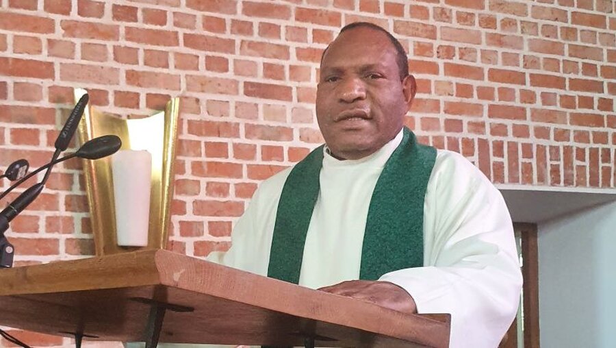 Pfarrer Penga Nimbo aus Papua-Neuguinea (epd)