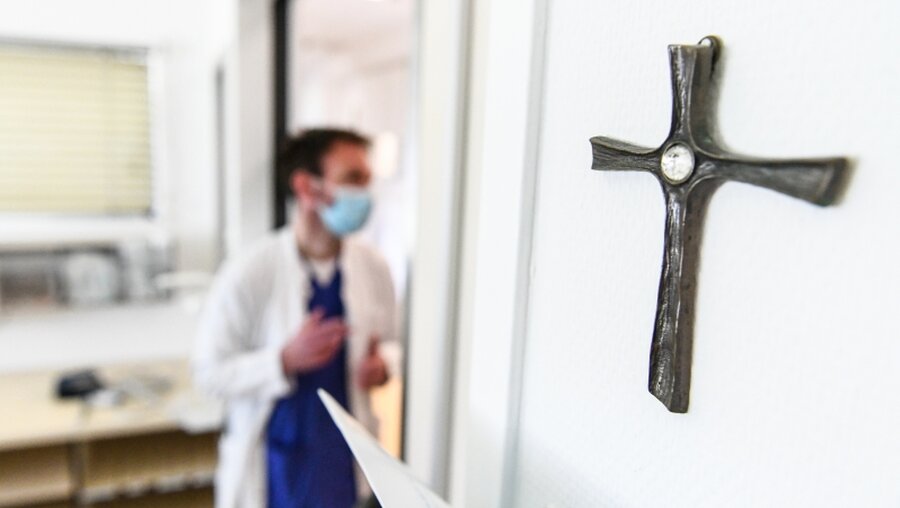 Symbolbild Arzt in einem katholischen Krankenhaus / © Harald Oppitz (KNA)