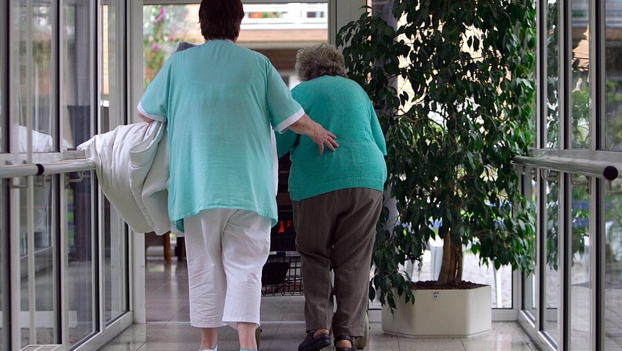 Altenpflegerin und Seniorin am 4.8.08 in einem Altenheim in Hannover (dpa)