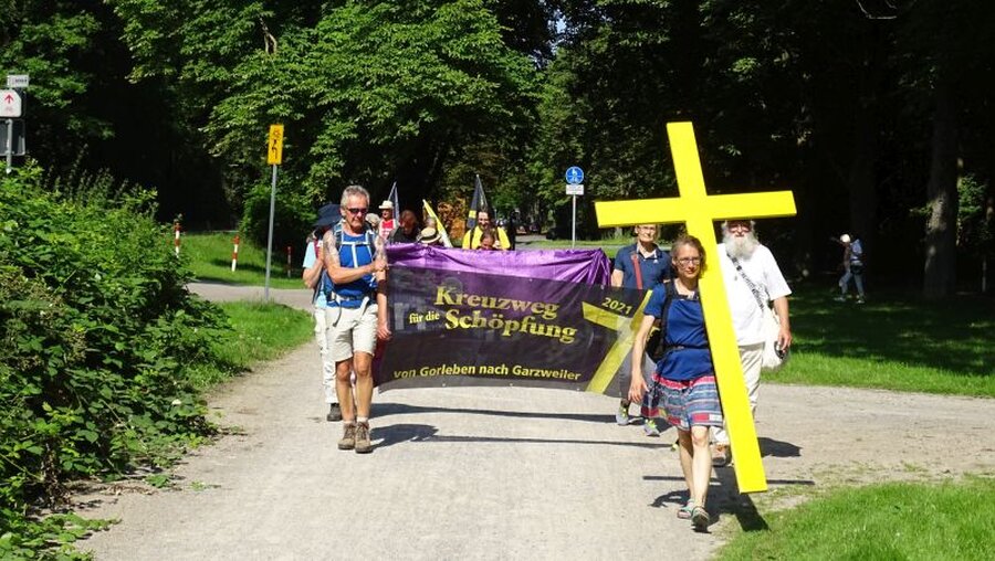 Pilger auf dem Weg nach Garzweiler / © Kreuzweg für die Schöpfung (privat)