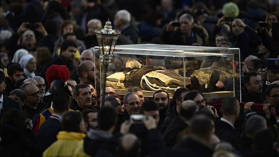 Reliquien von Pater Pio bei der Prozession / © Cristian Gennari (KNA)