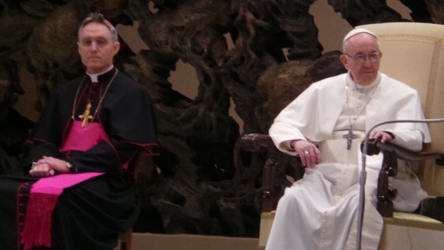 Noch ungewohnt: Bischof Gänswein und Papst Franziskus (DR)