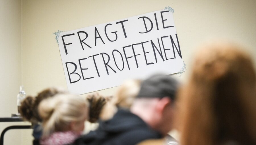 Plakat mit der Aufschrift Fragt die Betroffenen (Archiv) / © Julia Steinbrecht (KNA)