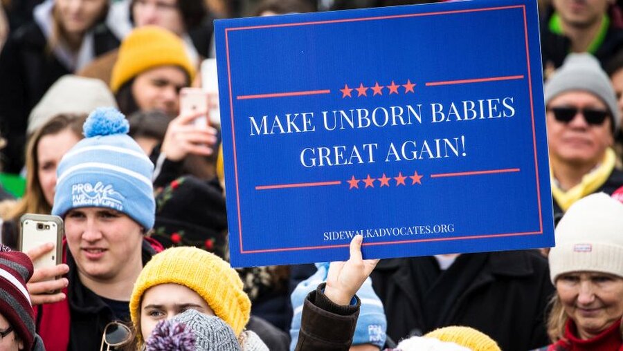 Plakat mit der Aufschrift "Make unborn babies great again" beim Marsch für das Leben in Washington / © Tyler Orsburn/CNS photo (KNA)