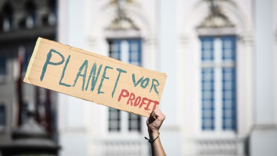 Plakat mit der Aufschrift "Planet vor Profit" / © Harald Oppitz (KNA)