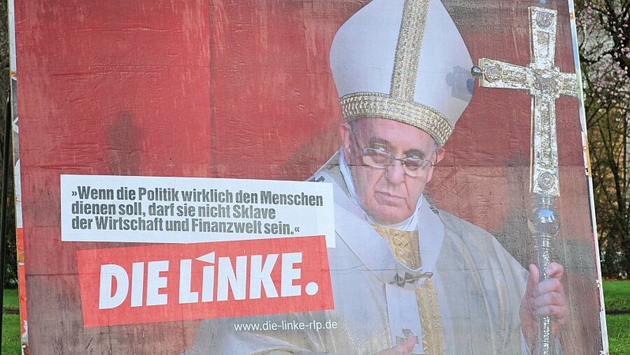 Wahlplakat der Partei "Die Linke" mit Konterfei von Papst Franziskus / © Michael Merten (KNA)