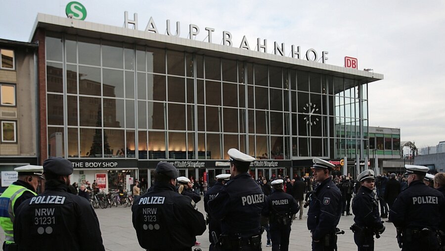 Verstärkte Polizeipräsenz vor dem Kölner Hauptbahnhof / © Oliver Berg (dpa)