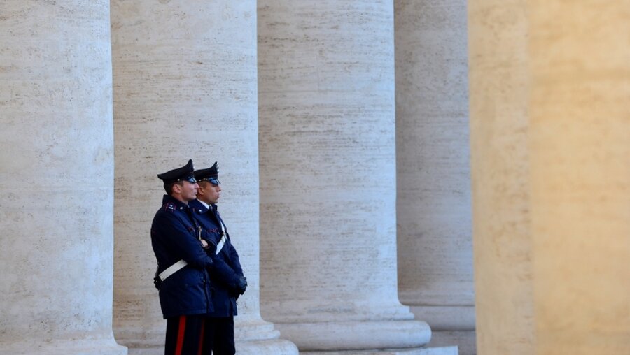 Polizisten im Vatikan / © Harald Oppitz (KNA)