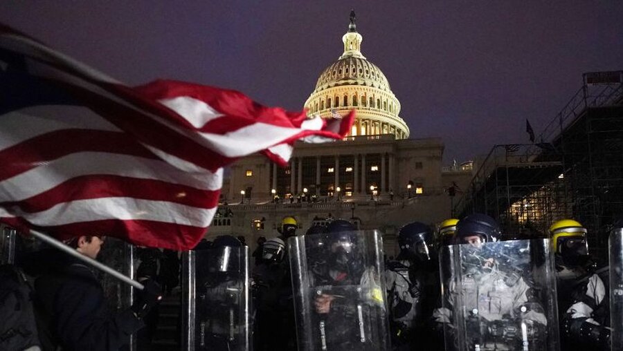 Polizisten sichern das Gelände vor dem Kapitol / © Julio Cortez/AP (dpa)