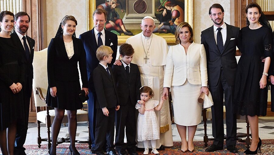 Großherzog Henri von Luxemburg und seine Familie kamen zur Privataudienz / © Gabriel Bouys (dpa)
