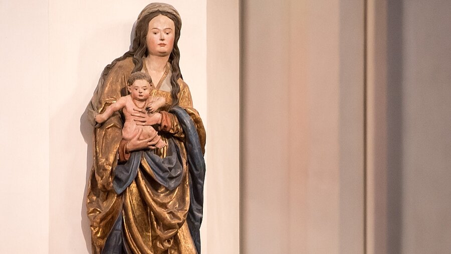 Maria mir dem Jesuskind in der Frauenkirche in München. / © Lukas Barth (KNA)