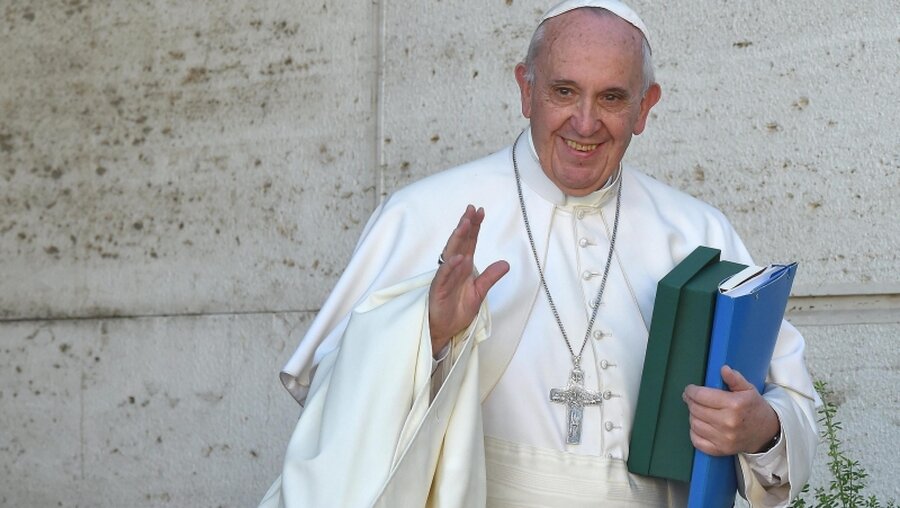 Jetzt ist es an ihm: Papst Franziskus mit dem Text der Bischöfe / © Ferrari (dpa)
