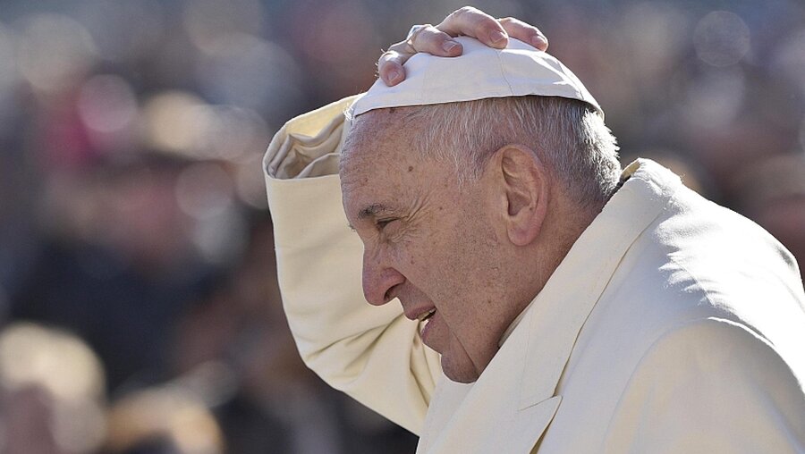 Papst Franziskus bei der Generalaudienz  / © Giorgio Onorati (dpa)
