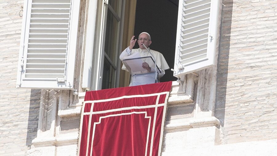 Papst Franziskus beim Angelus-Gebet in Rom / © Giorgio Onorati  (dpa)