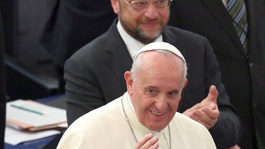 Die Politiker applaudierten dem Papst für seine Rede.  (dpa)