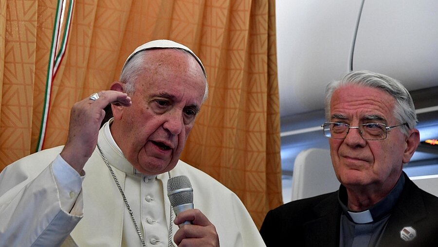Papst Franziskus und Vatikansprecher Federico Lombardi auf dem Rückflug / © Tiziana Fabi / Pool (dpa)