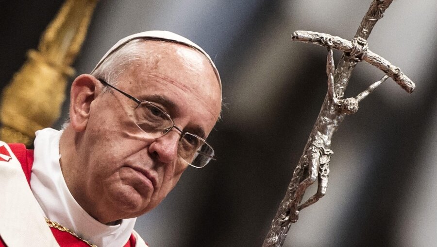 Papst Franziskus während der Pfingstmesse (dpa)