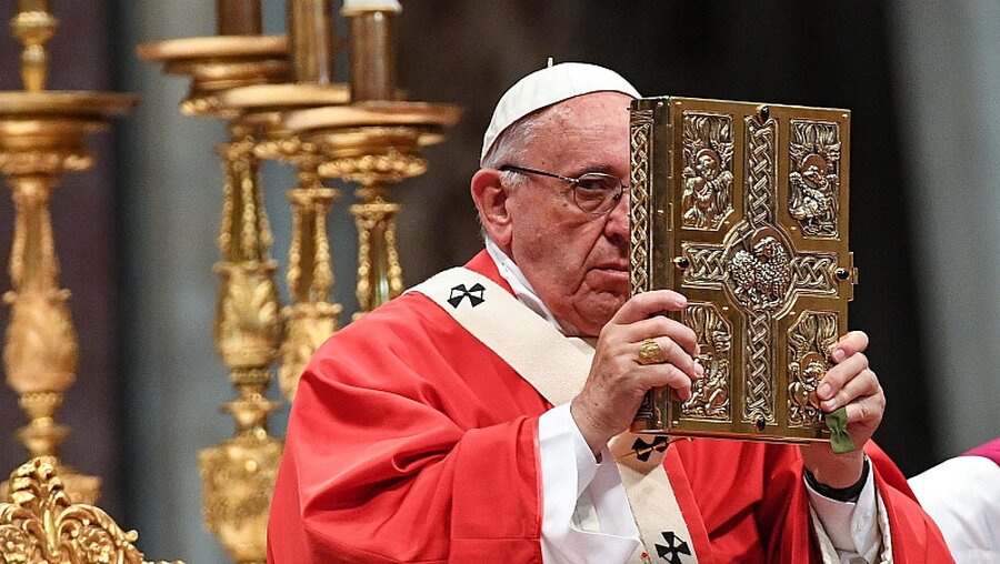 Papst Franziskus feiert Gottesdienst zum Hochfest Peter und Paul / © Alessandro Di Meo (dpa)