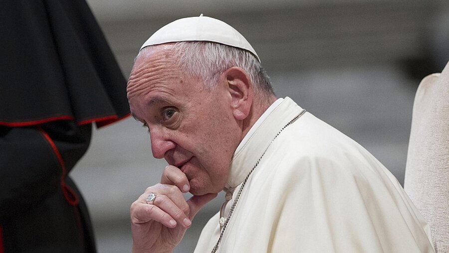 Grübelnder Papst Franziskus / © Giorgio Onorati (dpa)