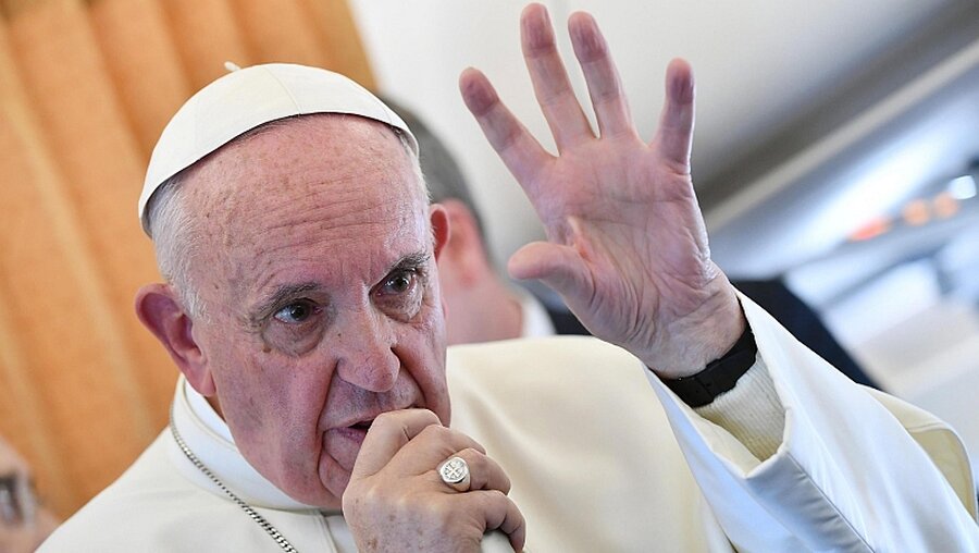 Papst Franziskus auf dem Rückflug / © Ettore Ferrari (dpa)
