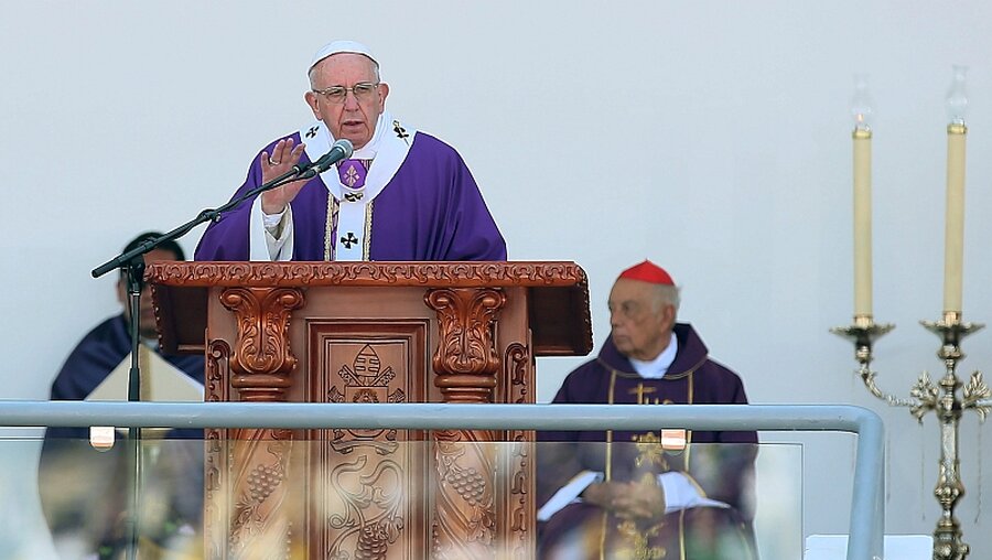 Papst Franziskus feiert Messe mit Geistlichen / © Alessandro Di Meo (dpa)
