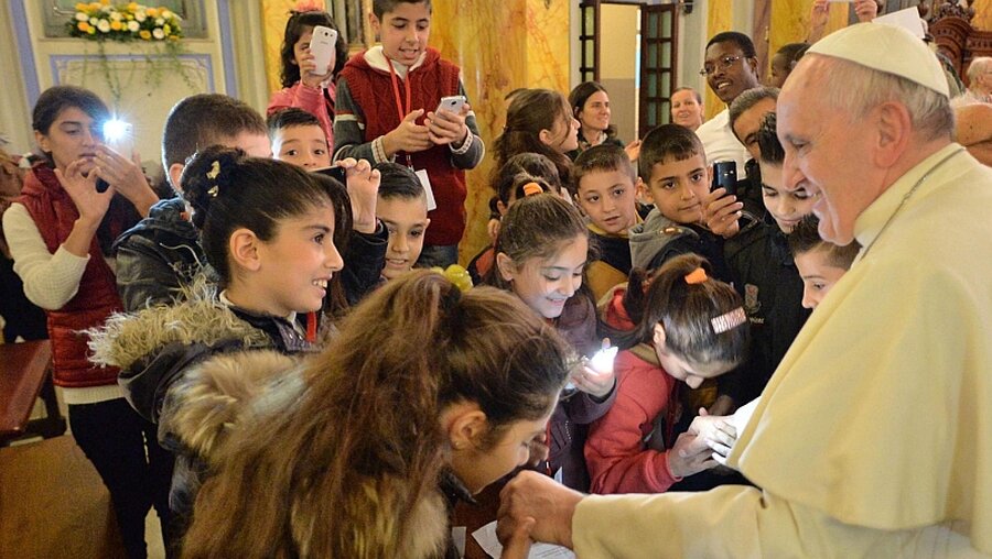 Papst Franziskus mit Flüchtlingskindern / © Osservatore Romano (dpa)