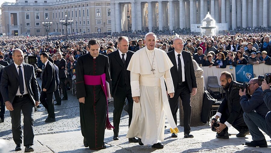 Papst Franziskus auf dem Petersplatz / © Maurizio Brambatti (dpa)