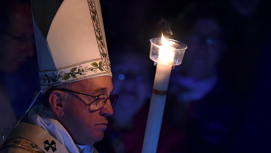 Der Papst während der Osternacht / © Ettore Ferrari (dpa)