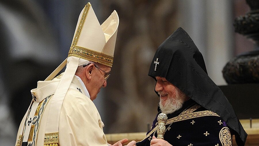 Papst Franziskus mit dem armenischen Katholikos Karekin II. / © Giorgio Onorati (dpa)
