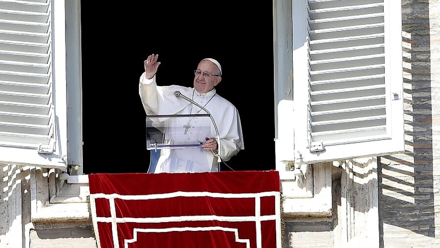 Papst Franziskus grüßt die Gläubigen beim Angelus / © Claudio Onorati (dpa)