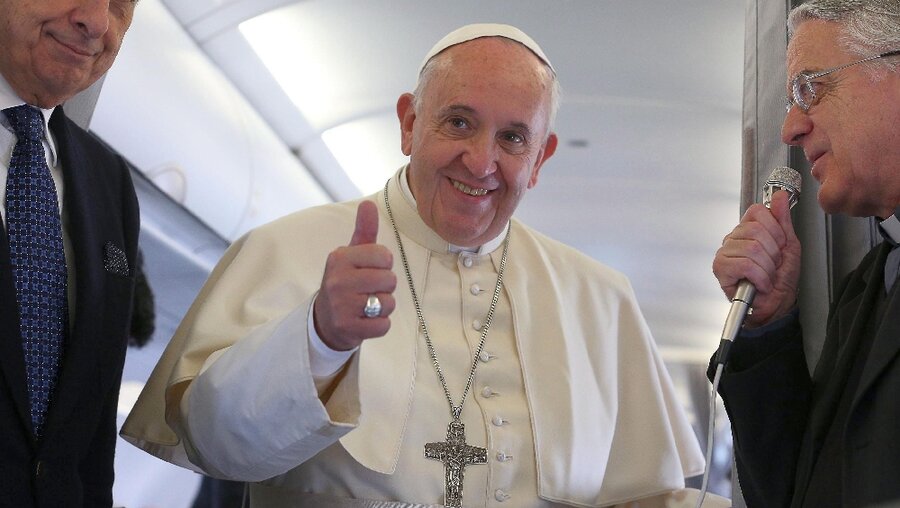 Papst Franziskus auf der Reise (dpa)