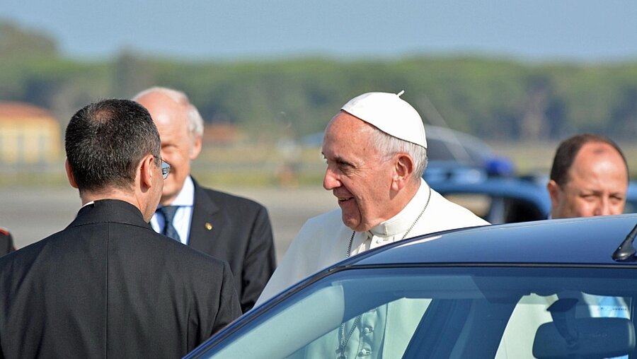 Papst Franziskus am Flughafen in Rom / © EPA/TELENEWS (dpa)
