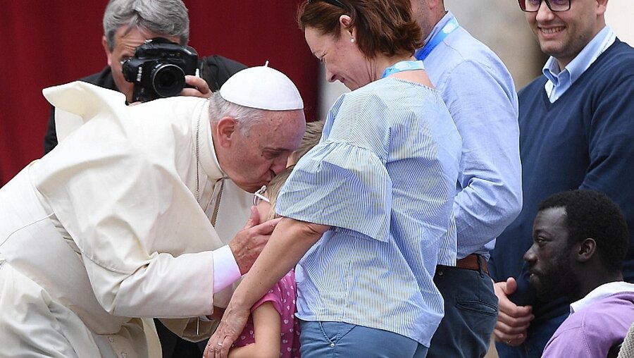 Papst Franziskus während der Messe für behinderte Kinder  / © Claudio Peri (dpa)