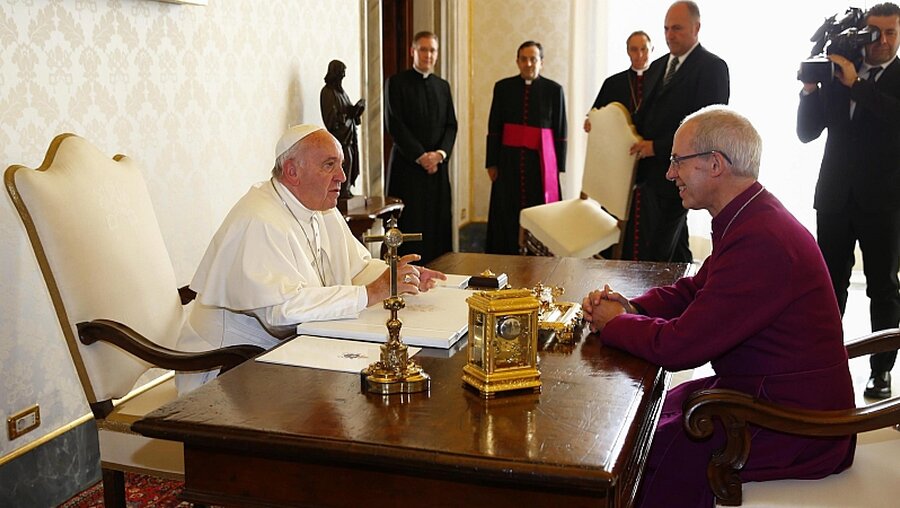 Redebedarf: Papst Franziskus und Erzbischof Justin Welby (r.) / © Tony Gentile / Pool (dpa)