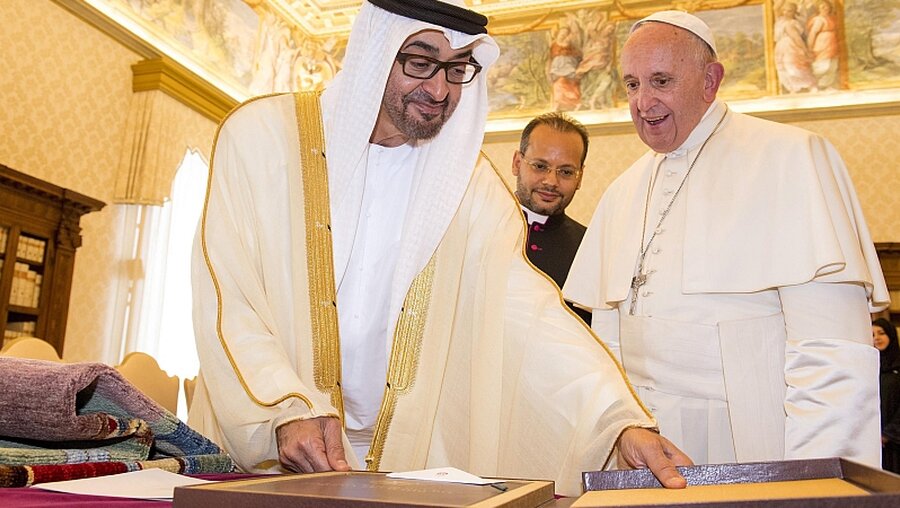 Papst Franziskus trifft Mohammed bin Zayed Al-Nahyan, den Kronprinzen von Abu Dhabi  / © Claudio Peri (dpa)