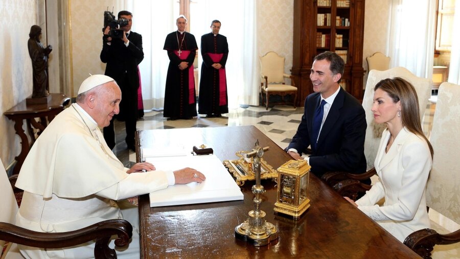 Sollen um Vergebung bitten: Papst Franziskus und Spaniens König Felipe (dpa)