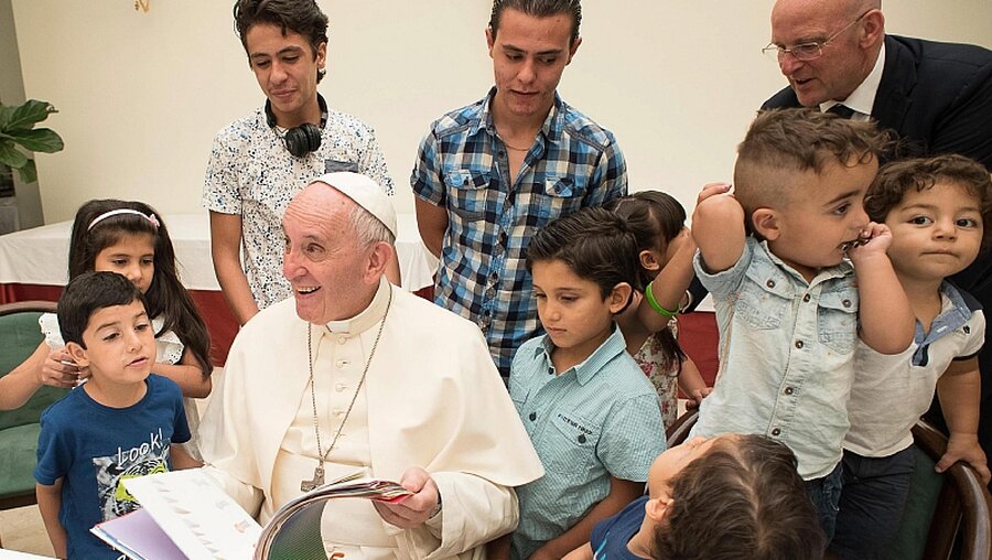 Papst Franziskus hat am Donnerstag mehrere syrische Flüchtlingsfamilien zum Mittagessen eingeladen. / © L'osservatore Romano / Handout (dpa)