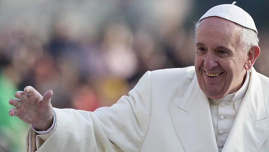 Papst Franziskus auf dem Petersplatz / © Claudio Peri (dpa)