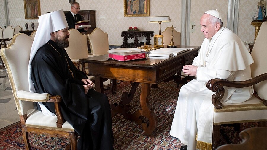 Papst Franziskus trifft Metropolit Hilarion / © Osservatore Romano/Handout (dpa)